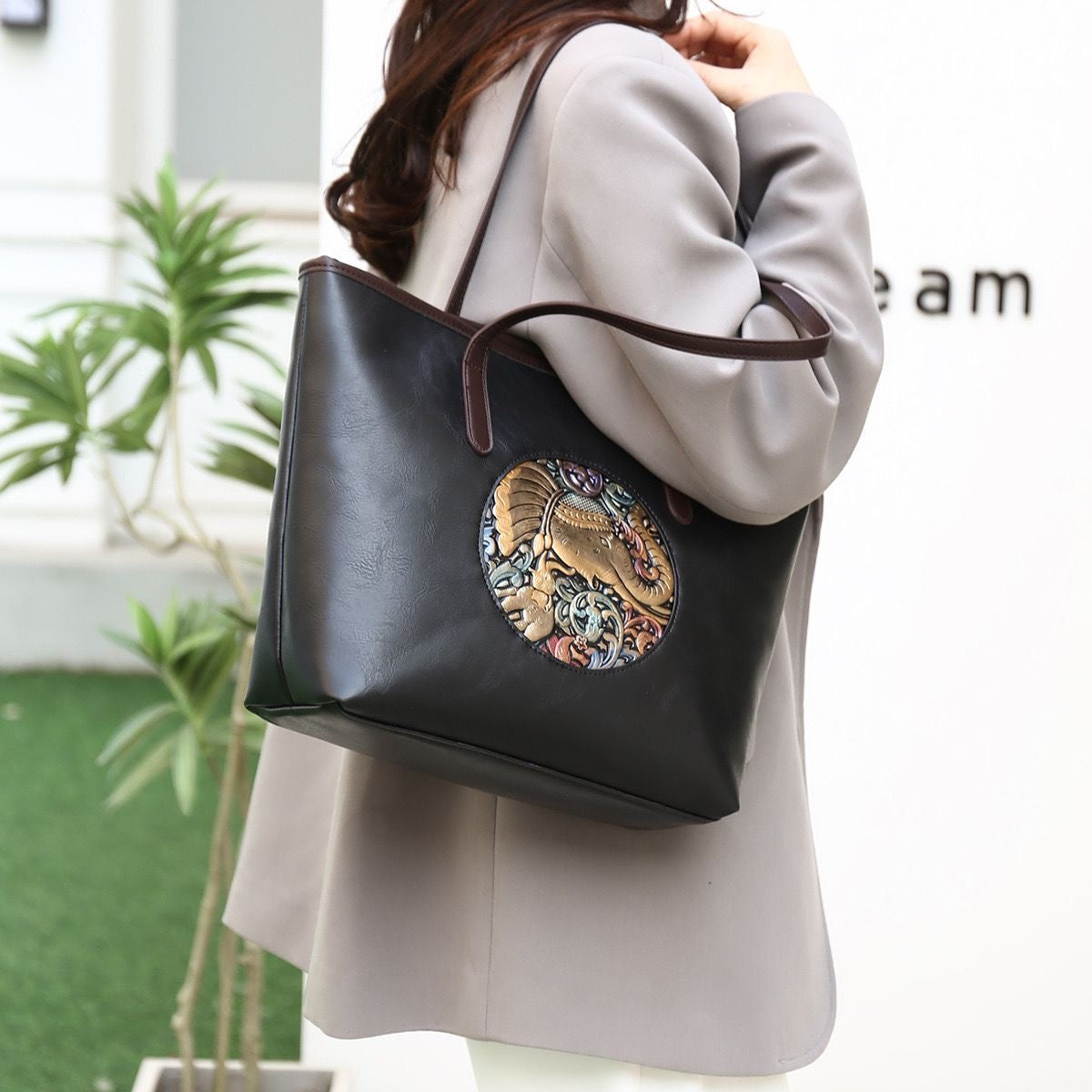 Ele Vintage Tote Bag